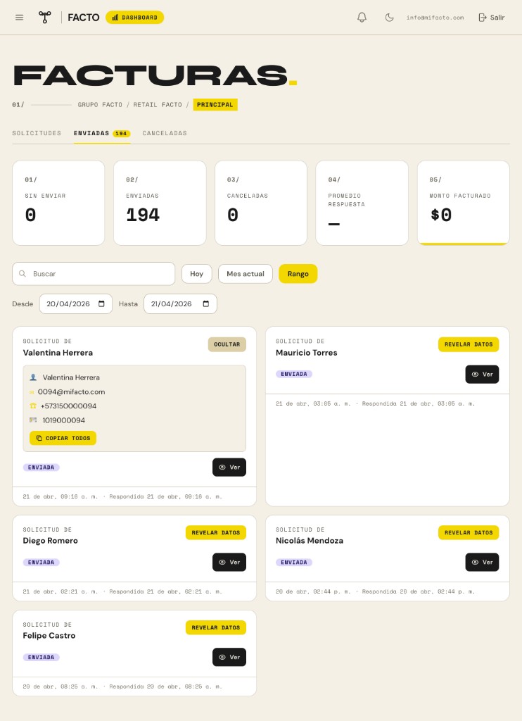 Listado de solicitudes de factura con datos de contacto del cliente, listo para procesar.